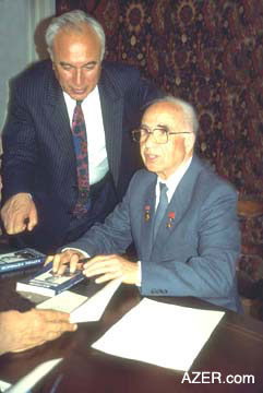 Arif Mehdiyev (standing) with General Karim Karimov